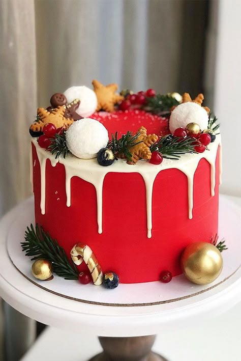 24. Red Wintery Cake with White Icing Drips As the nights draw in, retreat to the warmth of the kitchen and bake sweet treats... Easter Cake Designs, Winter Torte, Christmas Themed Cake, Mini Torte, Instagram Profil, Christmas Cake Designs, New Year's Cake, Christmas Cake Decorations, Xmas Cake