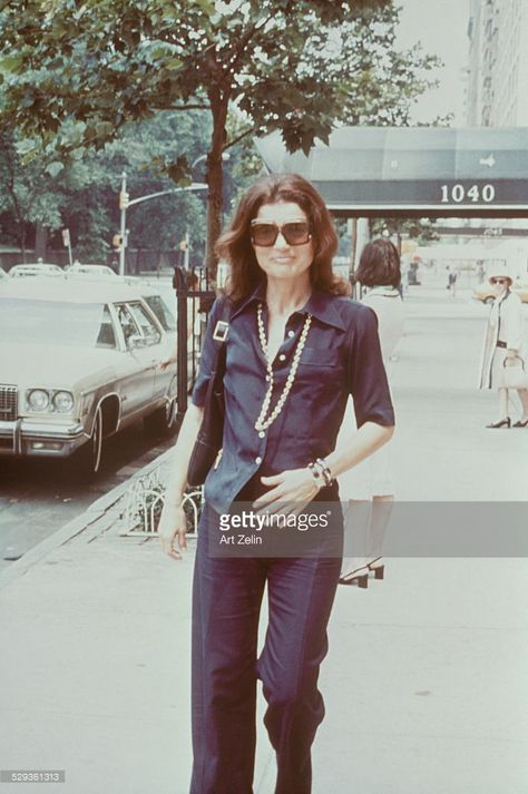 <a gi-track='captionPersonalityLinkClicked' href=/galleries/search?phrase=Jacqueline+Kennedy&family=editorial&specificpeople=70028 ng-click='$event.stopPropagation()'>Jacqueline Kennedy</a> Onassis walking down the streets of New York; circa 1970; New York. Jackie Onassis Style, Jackie O's, Jackie O Style, Jackie Onassis, Estilo Hippy, Jackie O, Mode Inspo, 가을 패션, Street Style Looks