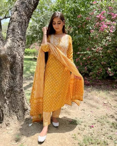 Yellow printed Kurta Palazzos with dupatta Kurta Plazo, Diwali Dresses, Yellow Kurta, Printed Suit, Spring Mood, Party Kleidung, Indian Dress, Empire Style, Kurta With Pants