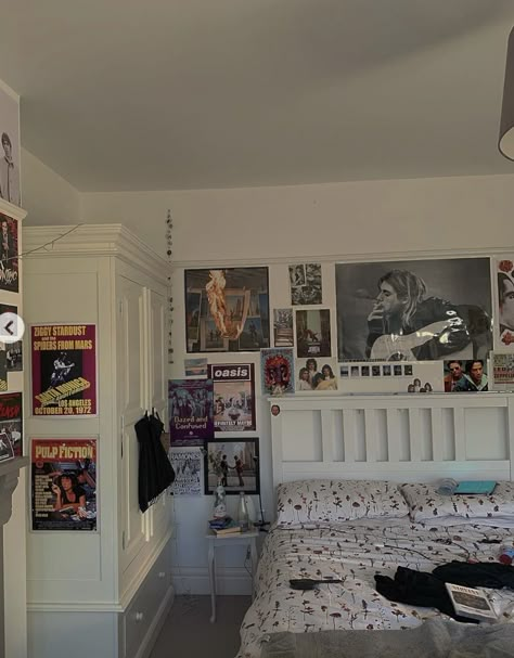 Decor For Rooms Bedrooms, Classic Rock Bedroom, Bedroom Inspo Aesthetic Grunge, Basement Room Ideas Bedrooms, Bedroom Inspo Aesthetic, Pulp Fiction Movie Poster, Rock Bedroom, Pulp Fiction Movie, Retro Posters