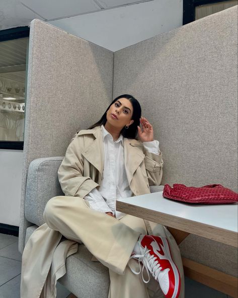 Red Jordan 1 Outfit Women Street Style, Red And White Shoes Outfits, Beige Red Outfit, Jordan 1 Red Outfit Women, Jordan Mid 1 Outfit, Red Air Jordan 1 Outfit Women, Beige And Red Outfit, Red And Beige Outfit, Red Jordans Outfit For Women