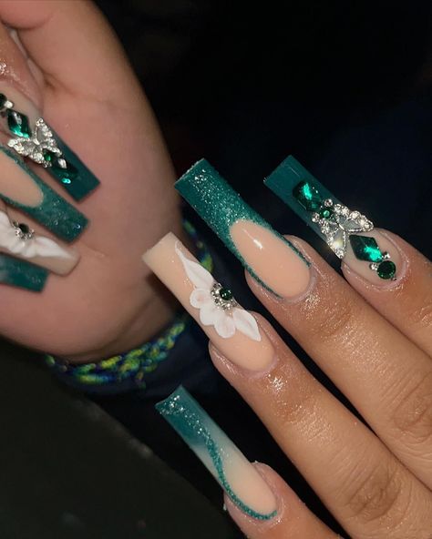 Emerald Green Nails On Dark Skin Nails On Dark Skin, Emerald Green Nails, Sweet 16 Nails, Prom Nails French, Quinceanera Nails, Emerald Nails, Aqua Nails, Green Acrylic Nails, Dark Green Nails