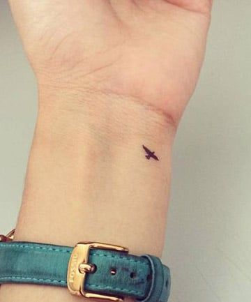 Small Wrist Tattoo, Tiny Bird Tattoos, Bird Tattoos For Women, Vogel Tattoo, Tiny Wrist Tattoos, Small Bird Tattoo, Shape Tattoo, Muster Tattoos, Silhouette Tattoos