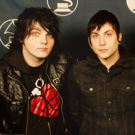 Gerard and Frank | Gerard is wearing heart like a hand grenade t-shirt ;) Green Day Shirt, Gerard And Frank, I Love Mcr, Palaye Royale, Black Parade, Mikey Way, Billie Joe Armstrong, Frank Iero, Band Memes