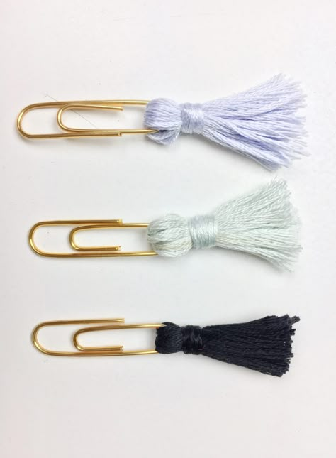 DIY Tassel Paperclip Bookmarks - Cassie Scroggins Paper Clips Diy, Bookmark Diy, Handmade Bookmarks Diy, Paperclip Bookmarks, Rose Gold Paper, Creative Bookmarks, Bookmark Craft, Diy Pom Pom, 카드 디자인