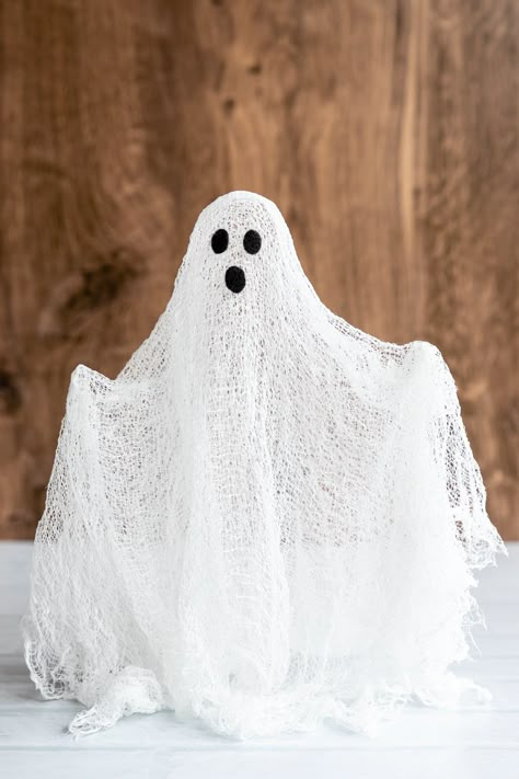 Make your own cheesecloth ghosts with this easy tutorial using glue or Mod Podge. Kids will love making their own spooky glow-in-the-dark ghosts for Halloween. Ghost Fireplace Decor, Diy Ghost Centerpiece, Homemade Hanging Ghosts, Sheet Ghost Decoration, Midge Podge Ghost, Muslin Cloth Ghosts, Ghosts Made From Cheese Cloth, How To Make Cheese Cloth Ghost, Gauze Ghosts Diy Crafts