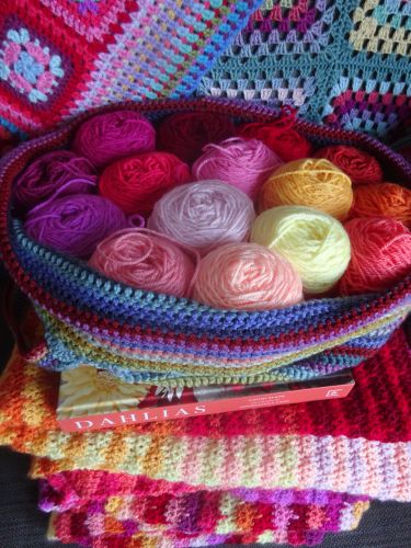 Colourful Crochet, Crochet Blankets, Granny Squares, Crochet Ideas, Brighten Your Day, Granny Square, Dahlia, Crochet Blanket, Blankets