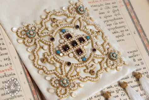 Byzantine Embroidery, Textile Art Techniques, Christian Embroidery, Hand Beaded Embroidery, Tambour Embroidery, Bead Embroidery Patterns, Elegant Embroidery, Handwork Embroidery Design, Sewing Design