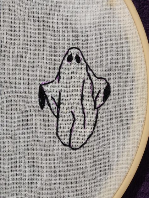 Bordado de um desenho de um fantasma Embroidery Designs Black And White, Embroidery On Hoodies Ideas, Embroidery Designs Shoes, Embroidery Halloween Designs, Ghost Embroidery Pattern, Grunge Embroidery Ideas, Cryptid Embroidery, Embroidery Beginner Pattern, Goth Embroidery Patterns