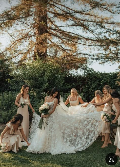 Wedding Group Photos, Wedding Party Poses, Wedding Photo List, Bridesmaid Poses, Bridesmaid Pictures, Bridesmaid Photoshoot, Wedding Portrait Poses, Wedding Picture Poses, Bridesmaids Photos