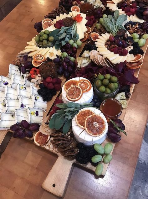 Wedding Food Ideas, Charcuterie Inspiration, Charcuterie Platter, Party Food Platters, Charcuterie And Cheese Board, Charcuterie Recipes, Types Of Cheese, Party Platters, Grazing Tables