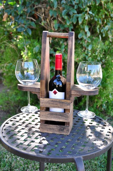 Wine Caddy, Bottle Diy, Wine Top, Diy Holz, Woodworking Bench, Diy House, Wine Bottle Crafts, Craft Table, Crafts Ideas