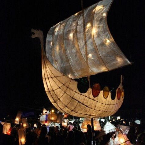 But a common observation that often sparks curiosity is the distinct difference between the two sides of the foil. Lantern Ideas, Lantern Festival, Diy Lanterns, How To Make Lanterns, Paper Lantern, We Are The World, Art Installation, Festival Lights, Paper Sculpture