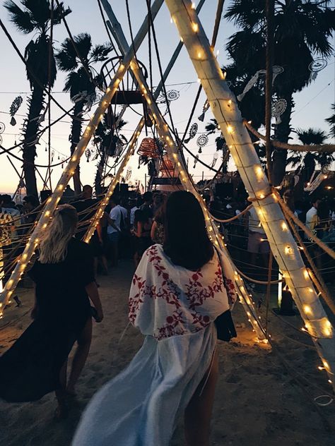 Tulum Music Festival, Tulum Party Aesthetic, Summer Beach Party Ideas, Beach Festival Aesthetic, Beach Party Aesthetic Night, Summer Beach Party Aesthetic, Tulum Vibes Party, Aesthetic Beach Party, Tulum Beach Party