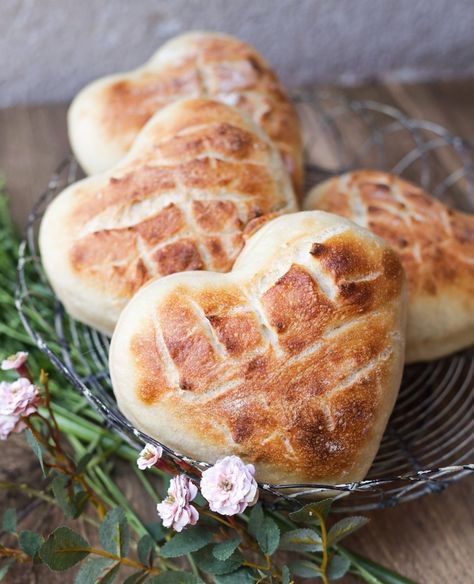 Bread Heart Shape, Heart Shaped Sourdough Bread, Heart Shaped Bread, Heart Bread, Valentines Bread, Heart Shaped Food, Bakery Menu, Heart Food, Heart Shaped Cakes