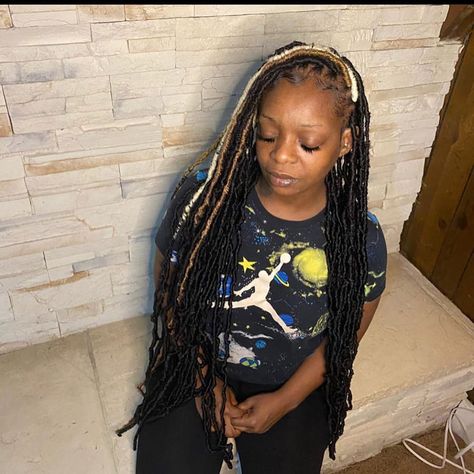 Cosmetologist In The Making..💕 on Instagram: “••• Soft Locs with blonde/ brown streaks 😍 #riverdalehairstylist #riverdalehair #atlsoftlocs #softlocsatlanta #protectivestyles…” Soft Locs With Color Brown, Brown Blonde Soft Locs, Soft Loc Peek A Boo, Soft Locs With Color Blonde And Black, Black Brown And Blonde Soft Locs, Cute Braided Hairstyles, Pretty Braided Hairstyles, Locs Hairstyles, Protective Styles