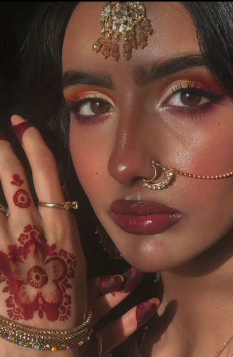 Bengali Makeup, Desi Bridal Makeup, Eid Makeup Look, Pakistani Makeup Looks, Indian Eye Makeup, Maroon Makeup, Beauty Basket, Mehndi Makeup, Eid Makeup