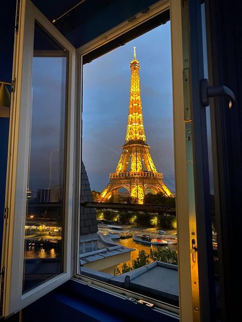 Efile Tower, Kaden Hammond, Moving To France, Paris Airbnb, Torre Eiffel Paris, Paris Rooms, Eiffel Tower At Night, Paris Dream, Holiday Inspo