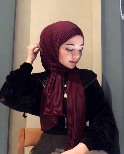 OOTD HIJAB Maroon Scarf Outfit, Maroon Hijab Outfit, Hijab Girl Aesthetic, Hijab Portrait, Maroon Hijab, Hijab Modest Outfits, Hijabi Dpz, Maroon Scarf, Aesthetic Islamic