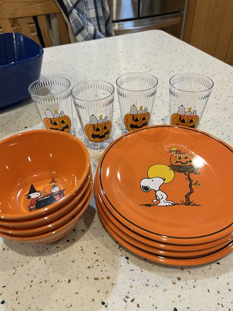 Snoopy Halloween Decor, Fall Plates, Snoopy Items, 90s Halloween, Snoopy Halloween, Adornos Halloween, Pumpkin Spice Season, Snoopy Love, Season Of The Witch