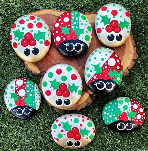 Christmas Painted Stones, Christmas Rocks Painted Ideas, Christmas Stone Painting Ideas, Christmas Painted Rocks Ideas, Rock Painting Christmas, Christmas Stone Painting, Christmas Rock Painting Ideas, Christmas Stones, Christmas Painted Rocks