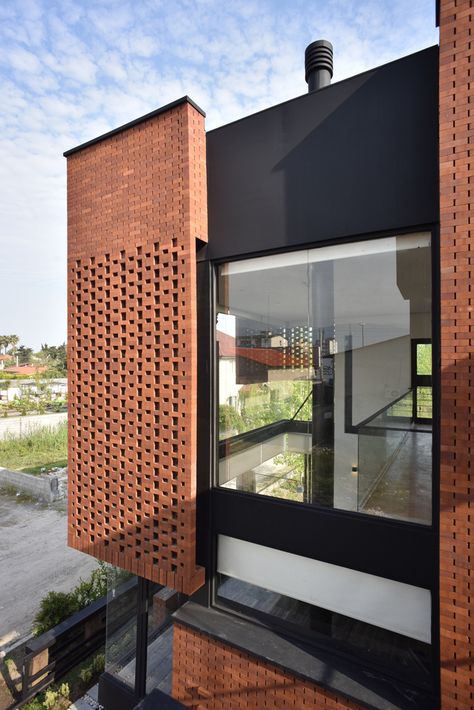 Gallery of Maziar Brick House / Naghshe Khak Architectural Group - 41 Modern Brick House, Brick House Designs, Home Designs Exterior, Brick Cladding, Brick Detail, Brick Architecture, Brick Facade, Design Exterior, Brick Design