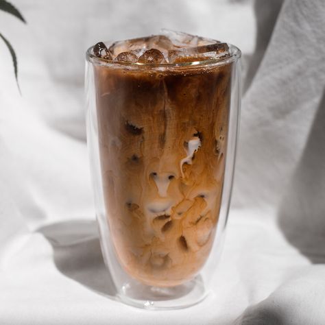 hpney-iced-coffee Honey Iced Coffee, Coffee Macchiato, Vanilla Iced Coffee, Folgers Coffee, Iced Coffee Recipe, How To Make Ice Coffee, Coffee Treats, Colombian Coffee, Ice Milk