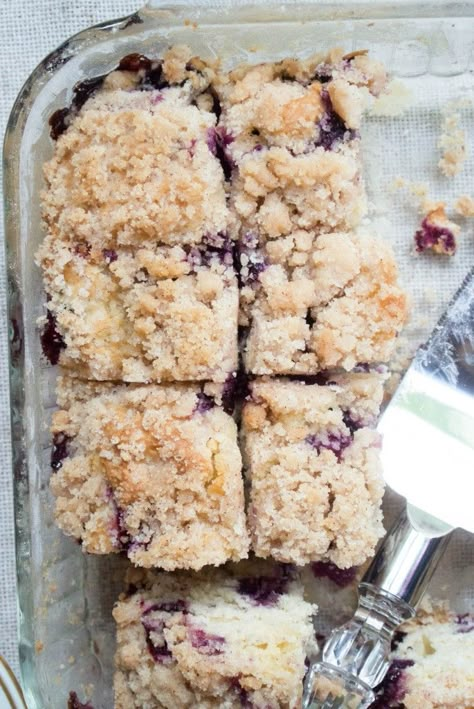 Easy Blueberry Coffee Cake - the crumb topping and fresh blueberries seal the deal! Cookies Blueberry, Blueberry Coffee Cake, Blueberry Coffee, Easy Blueberry, Coffee Cake Recipes, Blueberry Cake, Blueberry Recipes, Crumb Topping, Crumb Cake