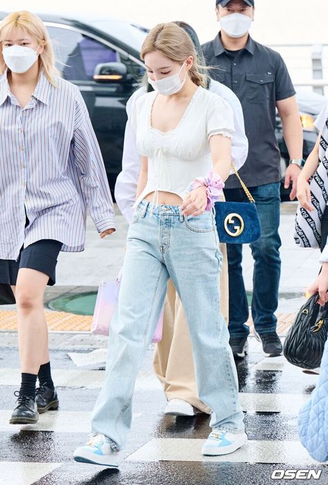 Lv Bag Outfit, Nayeon Outfits, Nayeon Style, Nayeon Fashion, Minimalist Wardrobe Capsule, Pop Girlies, Kpop Fits, Airport Outfits, Denim Pants Fashion