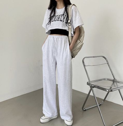 Korean Sweatpants Outfit, White Sweatpants Outfit, Dance Style Outfits, Loose Pants Outfit, Sweats Outfit, Dancers Outfit, Sweatpants Outfit, Fashion Top Outfits, Korean Casual Outfits