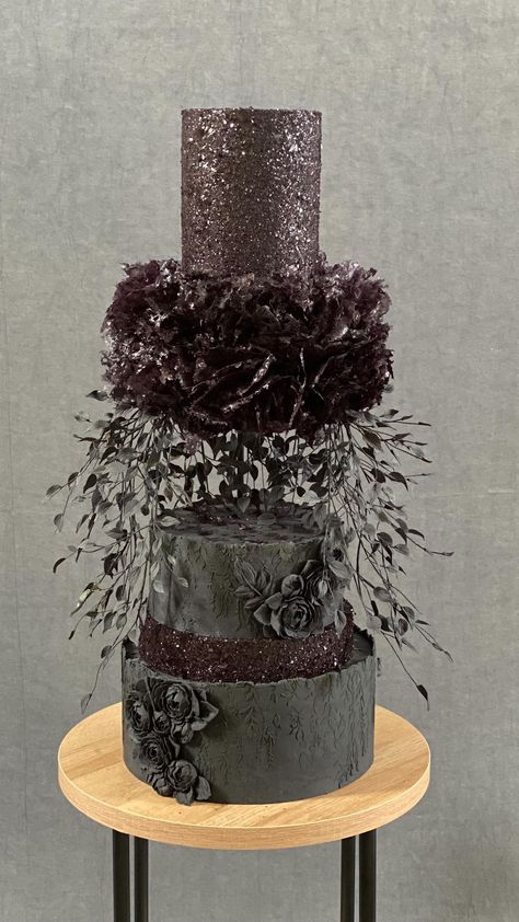 Industrial Wedding Cake, Rose Mold, Black Wedding Cake, Unique Cakes Designs, Cake Design Inspiration, Fondant Cake Designs, Big Wedding Cakes, Wafer Paper Flowers, Black Wedding Cakes