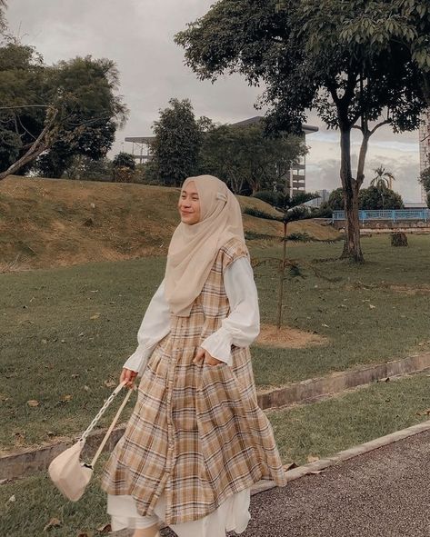 Muslimah Outfit Syari, Ootd Muslimah Syari Casual, Korean Dress Hijab, Korean Hijab Outfit, Dress Korean Style Hijab, Modest Fashion Ideas, Hijab Dress Outfit, Ootd Korean Style Hijab, Korean Hijab