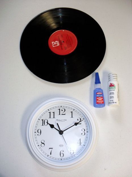 How to Make a Custom Vinyl Record Clock Vinyl Record Projects, Vinyl Records Diy, Records Diy, Diy Record, Custom Vinyl Record, Vinyl Record Crafts, Gamer Bedroom, Record Crafts, Pallet Tv Stands