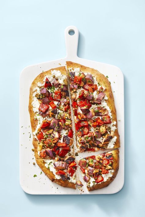 Make your party stand out with this fancy, yet easy and healthy flatbread appetizer. Fathers Day Dinner Ideas, Eggplant Recipes Easy, Goat Cheese Appetizer, Small Eggplant, Summer Veggies, Grilled Eggplant, Flatbread Recipes, Eggplant Recipes, Pork Chop Recipes