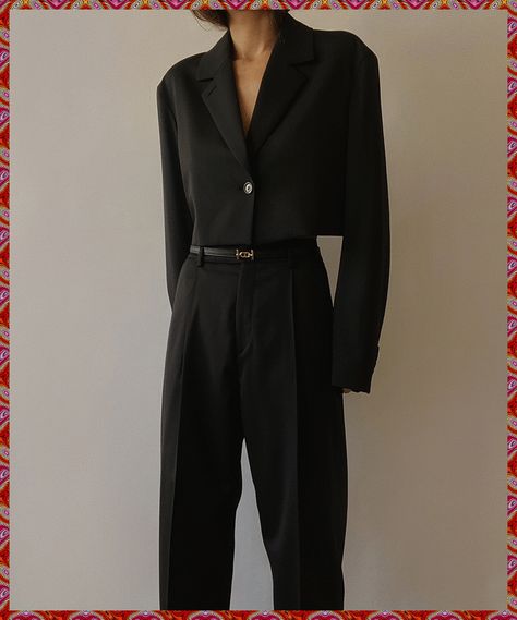 Cropped Suit Pants For Women, Cropped Womens Suit, Black Crop Suit Outfit, Women Black Formal Outfit, Formal Attire Women Outfit Ideas, Black Formals Woman, Pants Suit Aesthetic, All Black Pantsuit, Event Suit Women