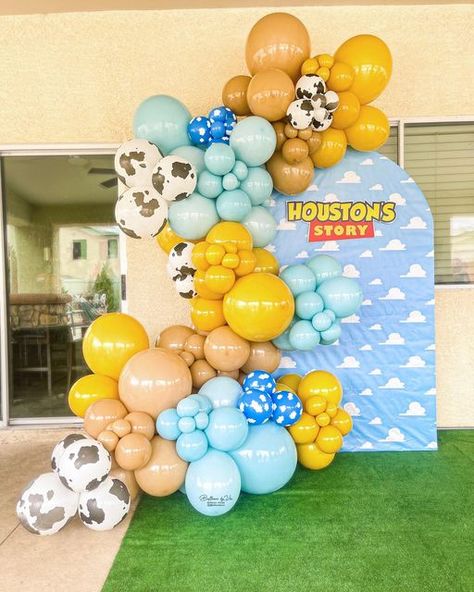 Las Vegas Balloons Decorations on Instagram: "Houston’s Story ☁️🤠 . . Backdrop and sign by @pippas_edibiblecreations . . . #toystoryparty #toystory #partykidsdecor #partykids #partyinspiration #balloons #balloonsinlasvegas" Toy Story Baby Shower Backdrop, Toy Story Birthday Party Ideas Decoration, Toy Story Balloons, Toy Story Balloon Arch, Toy Story Balloon Garland, Toy Story Backdrop, Baby Birthday Party Decorations, Toy Story Baby, Balloons Decor