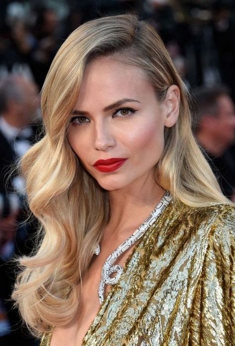 Long Hairstyles for Round Faces Red Carpet Hair, Hollywood Hair, Fest Outfits, Glamorous Hair, Formal Hairstyles, Hairstyles For Round Faces, Hair Game, Wedding Hair And Makeup, Hair Dos