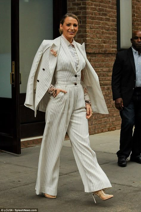 Blake Lively Suit, Blake Lively Outfits, Dandy Look, Estilo Gossip Girl, Style Année 80, Blake Lively Style, Woman In Suit, White Suit, Stripe Outfits