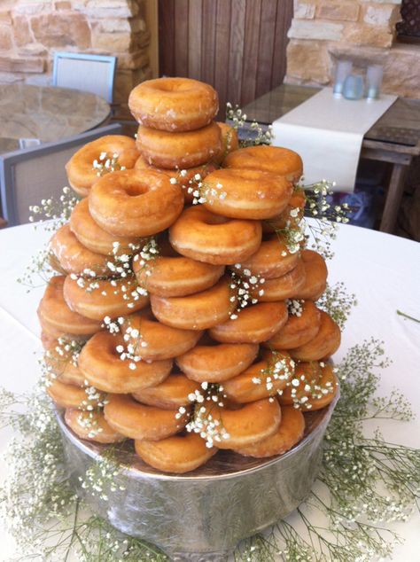 Donut Tower instead of Wedding Cake? . Of course we did ! Doughnut Display Ideas, Wedding Day Brunch, Doughnut Display, Instead Of Wedding Cake, Doughnut Wedding Cake, Donut Wedding Cake, Food Donut, Donut Tower, Cake Tower