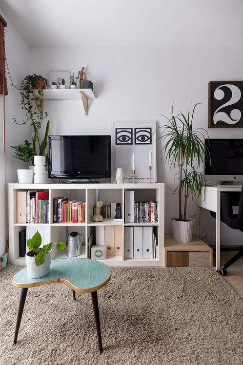 A perfect formica vintage side table in mint. White Kallax Living Room, Ikea Socker, Rolling Desk, Kallax Shelf, Sophie Conran, Metal Shelving Units, Deco Studio, Shelf Unit, My New Room