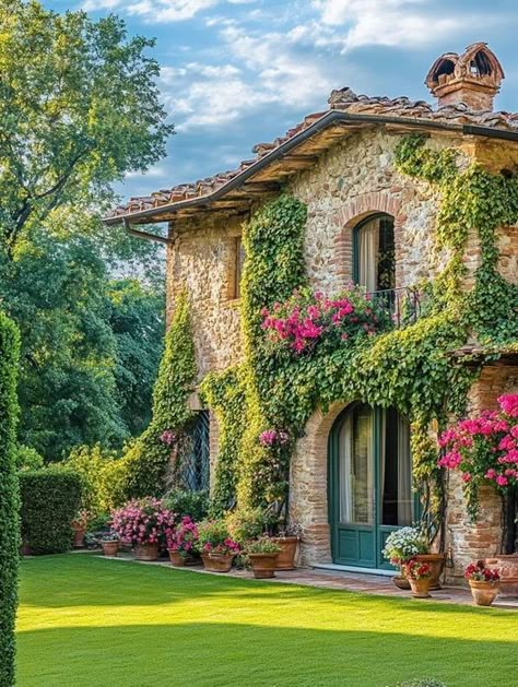 Cabin Lifestyle, Traveling Destinations, Tuscany Style, Log Cabin Living, Meadow Garden, Beautiful Cabins, Charming House, Cabin Living, Little Cabin