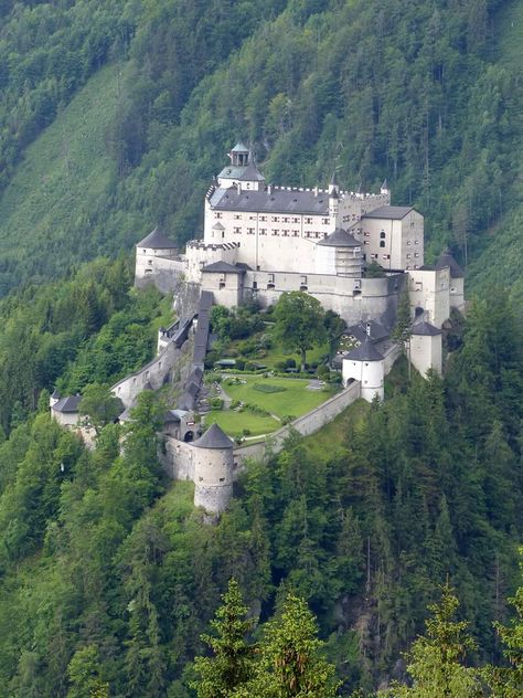 Hohenwerfen Castle, Castle Fortress, Hohenzollern Castle, Bodiam Castle, Architecture Antique, Castle Mansion, European Castles, Tower House, Castle Ruins