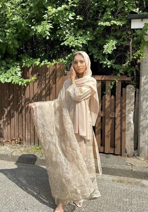 Eid Outfits Ideas, Eid Fits, Eid Outfit Ideas, Asian Attire, Desi Dress, Wedding Fits, Desi Wedding Dresses, Asian Clothes, Asian Bridal Dresses