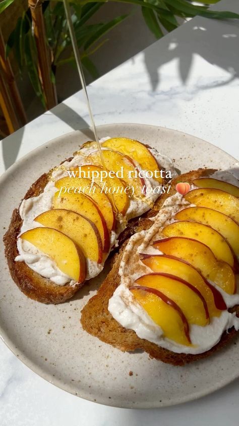 Peach And Ricotta Toast, Whipped Ricotta Toast Peaches, Peach Ricotta Toast, Peach Toast, Peach Food, Toast Aesthetic, Ricotta Toast Recipes, October Food, Healthy Toast