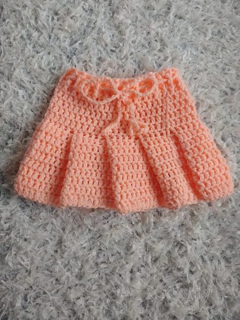 Crochet Pleated Baby Skirt https://toyslabcreations.com/crochet-pleated-baby-skirt/ Girls Skirt Patterns, Pleated Skirt Pattern, Skirt Pattern Free, Crochet Baby Booties Pattern, Skirt Crochet, Crochet Skirt Pattern, Crochet Skirts, Summer Baby Clothes