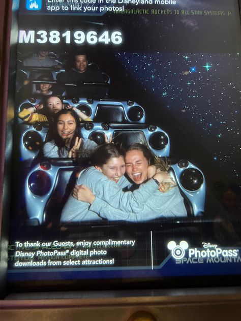 Disneyland Ride Photo Ideas, Disney Ride Picture Poses, Space Mountain Pictures, Best Friend Disneyland Pictures, Disney Ride Poses, Disney World Best Friends, Disney Pic Inspo Friends, Disneyland Pics With Friends, Disney Poses Ideas Best Friends