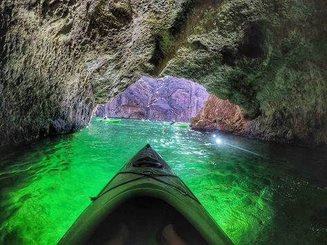 There's An Emerald Cave In Arizona That You Can Kayak In - Narcity White Water Kayak, River Rat, Arizona Adventure, Arizona Vacation, Black Canyon, Kayak Adventures, Cave In, Arizona Travel, Colorado River