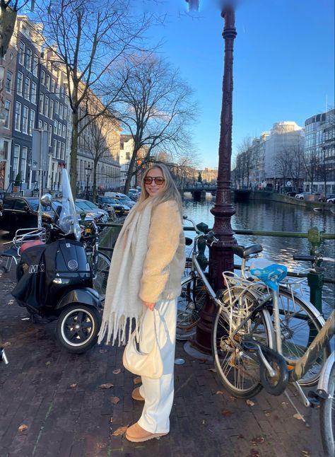 #amsterdam #winter #aesthetic #fashion #ootd #blogger Amsterdam Aesthetic Christmas, Amsterdam In Winter Outfits, Winter In Amsterdam Outfit, Amsterdam Aesthetic Outfit Winter, Amsterdam Fall Aesthetic, Amsterdam Winter Aesthetic, Winter Amsterdam Outfits, Amsterdam Fashion Winter, Amsterdam Aesthetic Winter