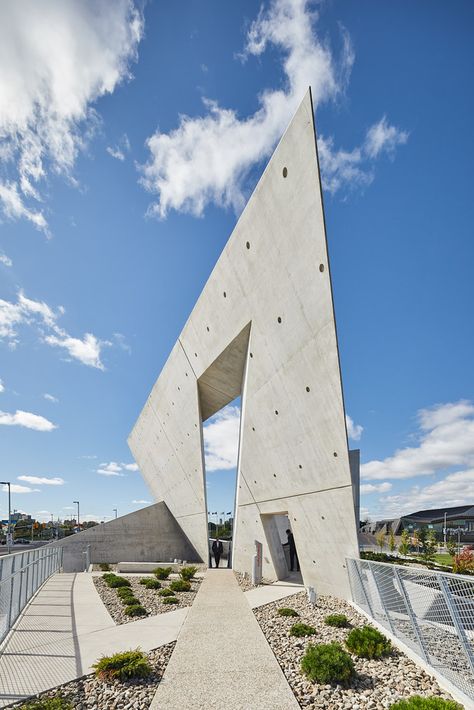 Deconstructivism Architecture, Daniel Libeskind Architecture, Deconstructivism, Monumental Architecture, Daniel Libeskind, Zaha Hadid Architects, Design Apartment, Brutalist Architecture, Chinese Architecture