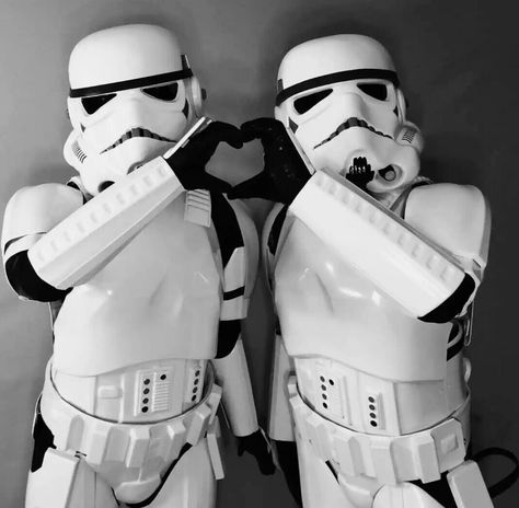 Stormtroopers showing some love. Star Wars Trooper, Star Wars Love, Star Wars Stormtrooper, Star Wars Wallpaper, Storm Trooper, Without Borders, Matching Wallpaper, Star Wars Pictures, Star Wars Images